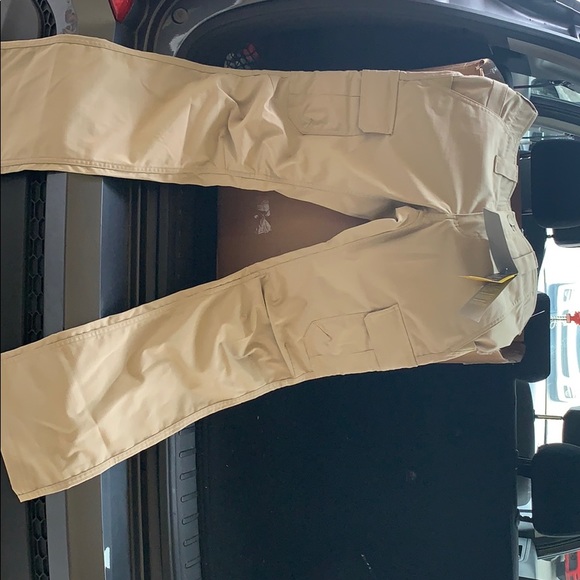 Under Armour Pants - Under armour ladies size 6 cargo pants